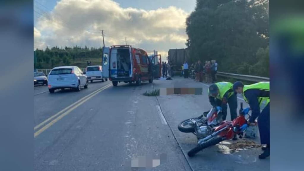 Acidente entre moto e caminhão mata duas pessoas em São Bento do Sul