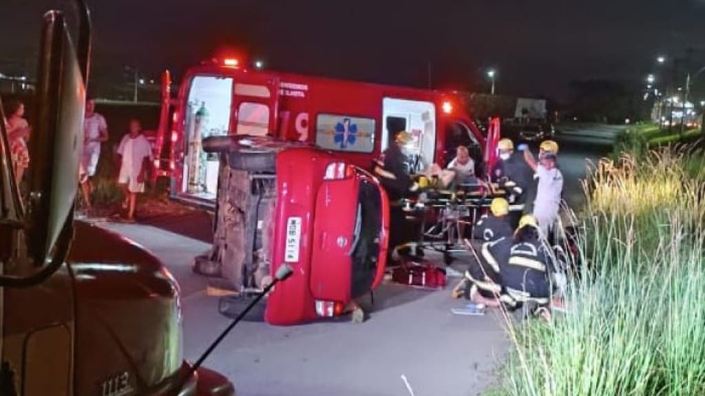 Mulher grávida de gêmeos capota carro em tentativa de salvar filhote de cachorro
