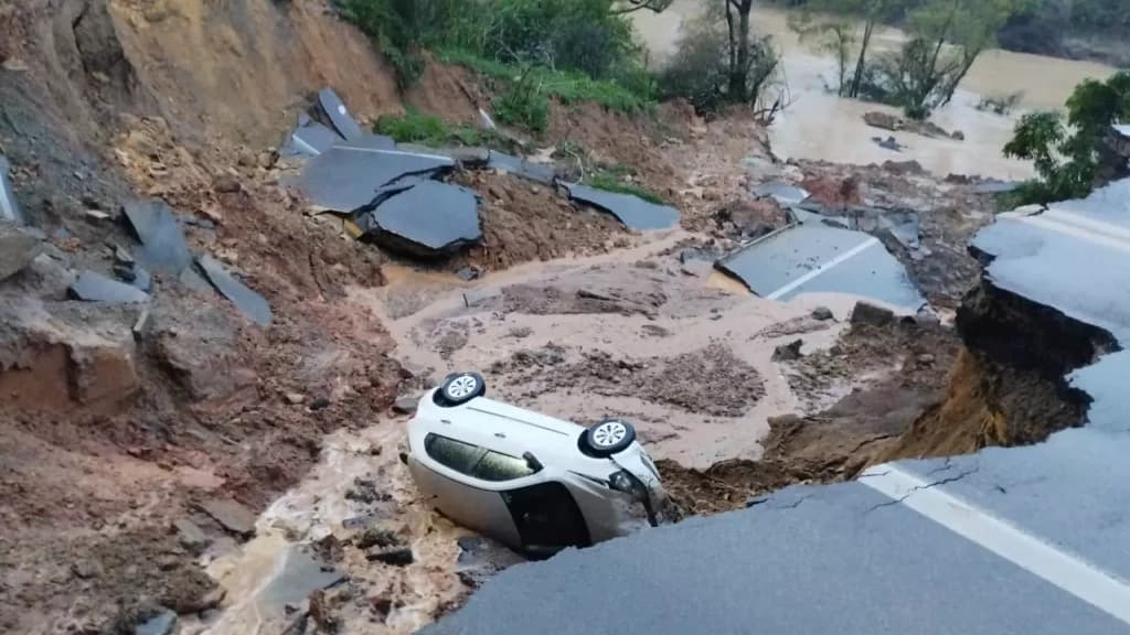 Cratera gigante “engole” pista e carro com casal dentro na BR-470, em Rio do Sul