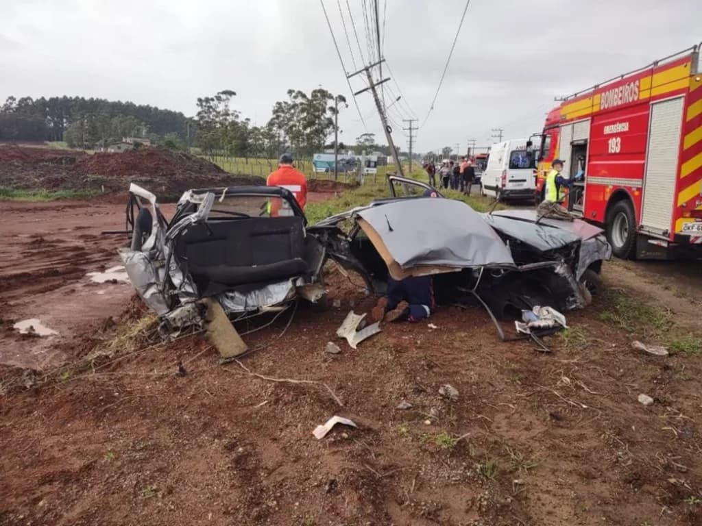 Carro se parte ao meio ao bater em poste e motorista fica ferido em SC