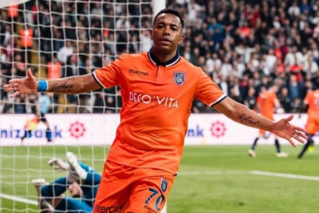 Itália pede ao Brasil extradição de Robinho, condenado por estupro