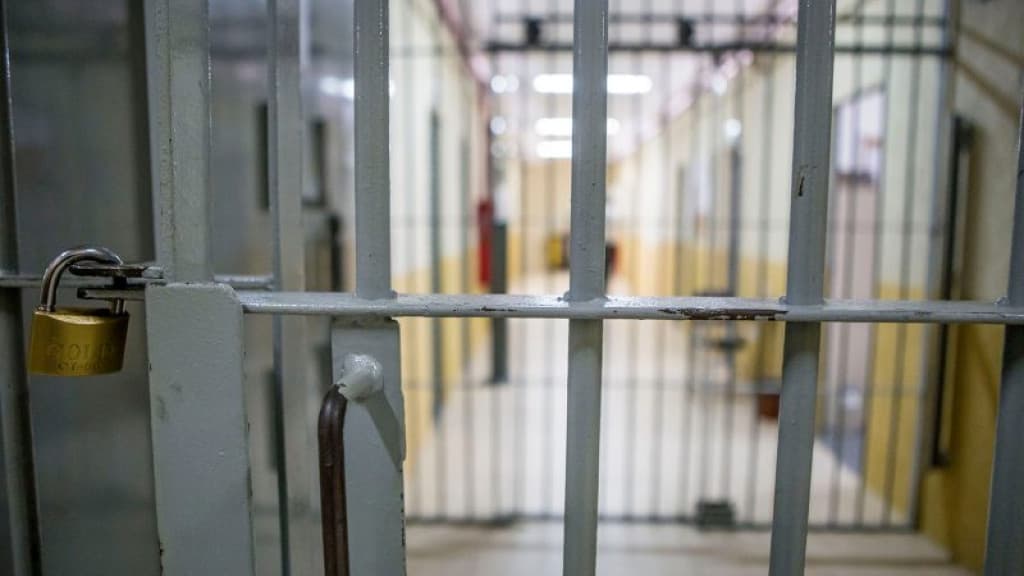 Trio ligado a facção é condenado por manter mulher em cárcere privado e atear fogo nela