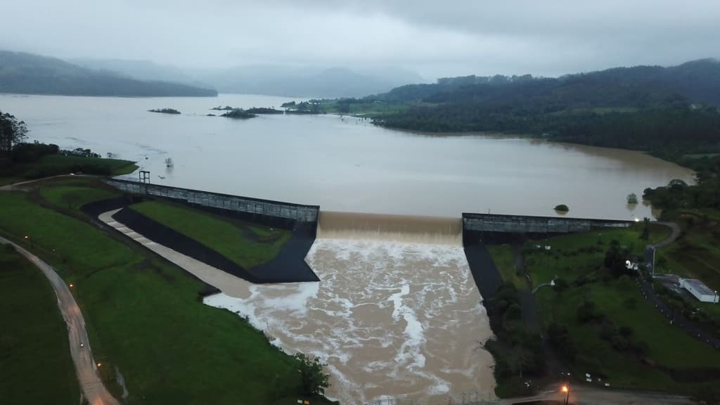 Defesa Civil de SC inicia abertura de comporta na Barragem Sul