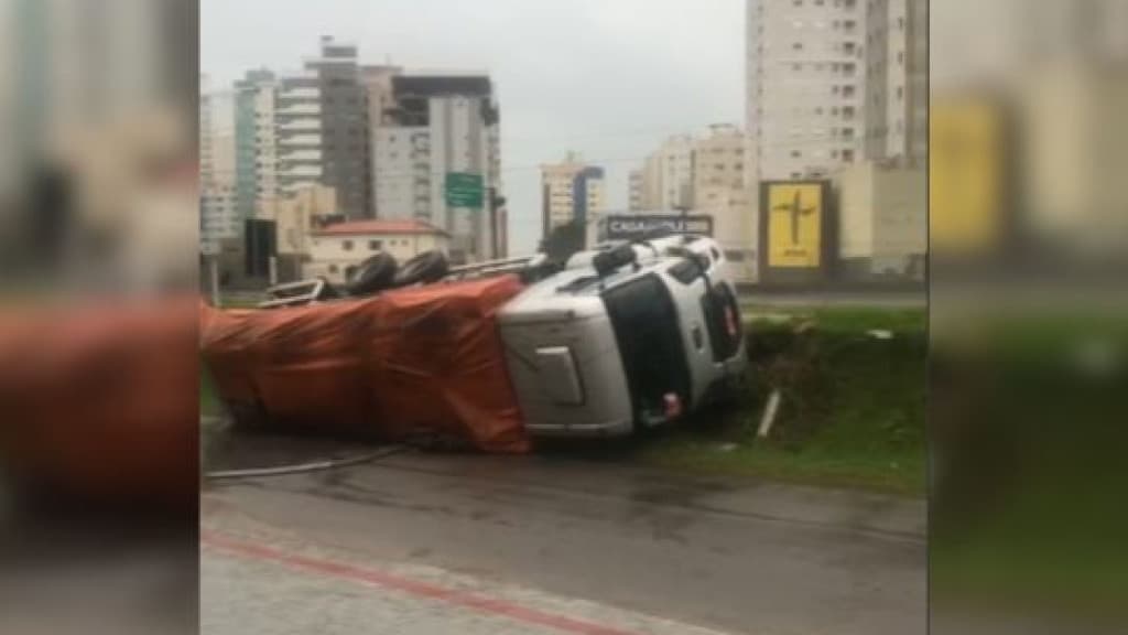 Caminhão tomba na BR-101, em Itapema, e causa desvios no trânsito