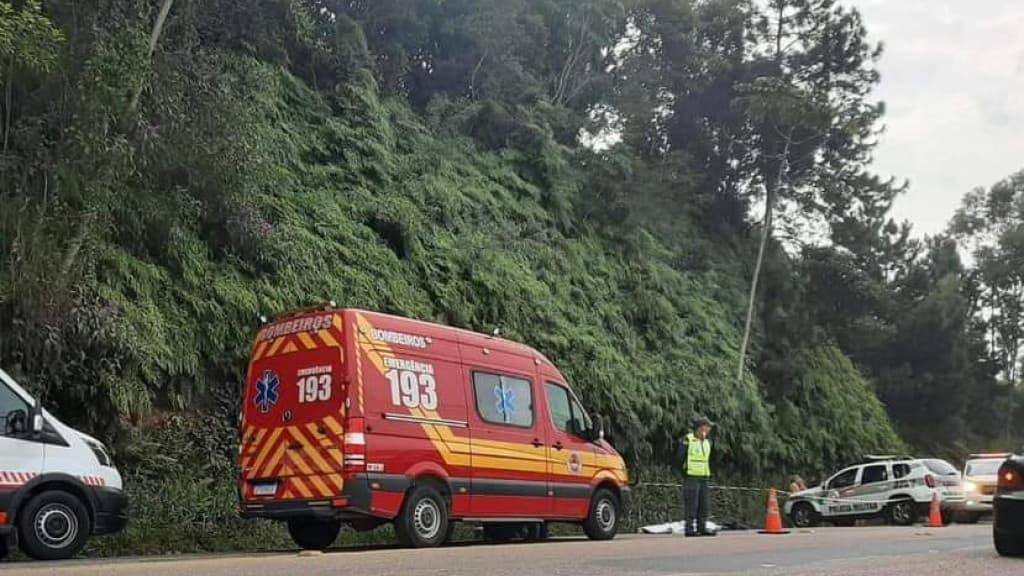 Ciclista morre após ser atropelado por caminhão em Brusque