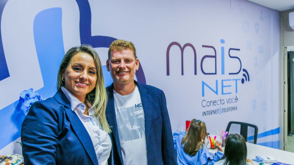 Casal de Tijucas comemora inauguração de filial da Mais Net em Canelinha