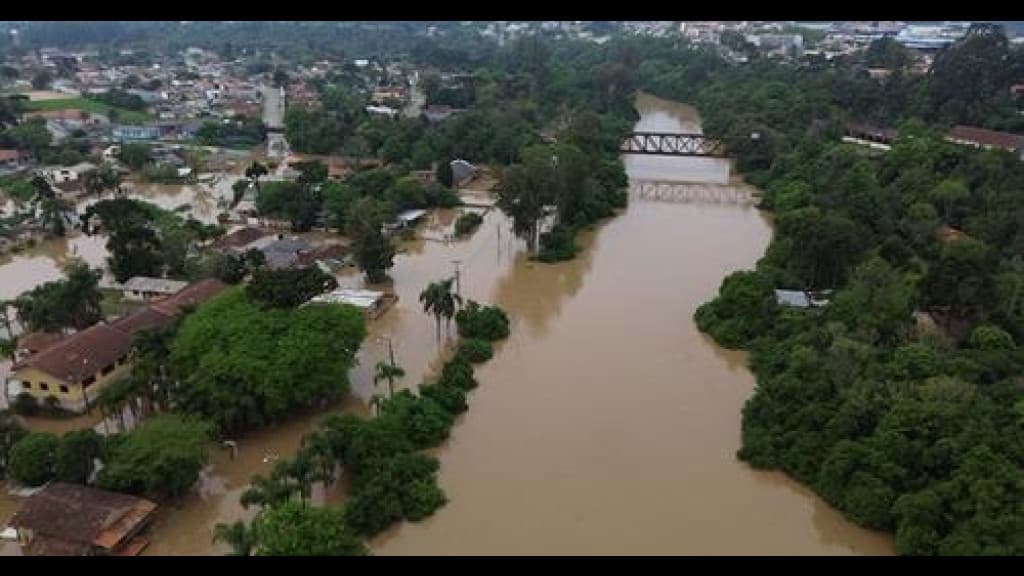 ALERTA: Nível do rio Negro passa de 9 metros e deixa mais de 400 pessoas desalojadas