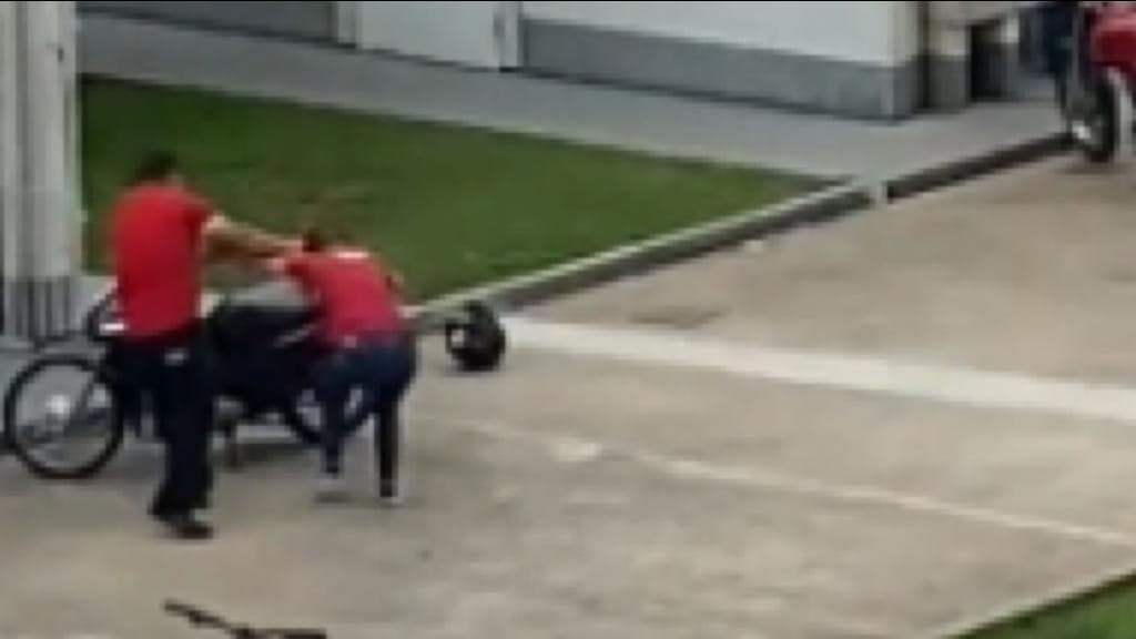 Homem é flagrado agredindo esposa em seu local de trabalho