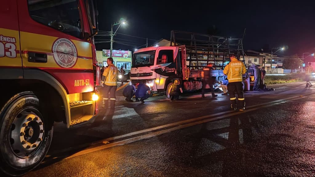 Mulher morre atropelada e arremessada sob caminhão na BR-280