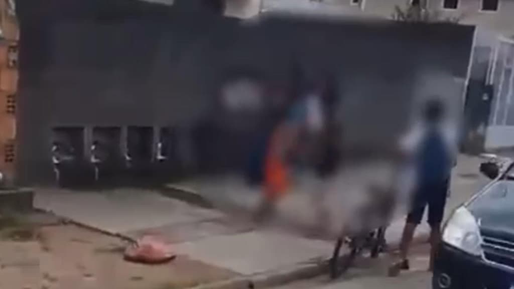 VÍDEO: Crianças trocam socos e chutes na saída de escola