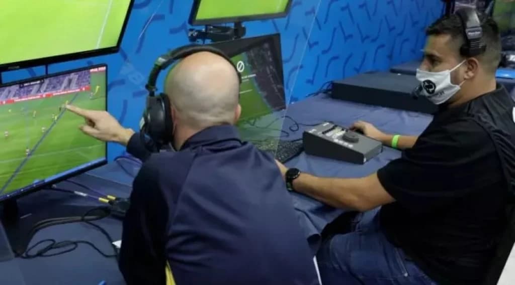 Linhas de impedimento do VAR serão traçadas ao vivo nas transmissões do Brasileirão