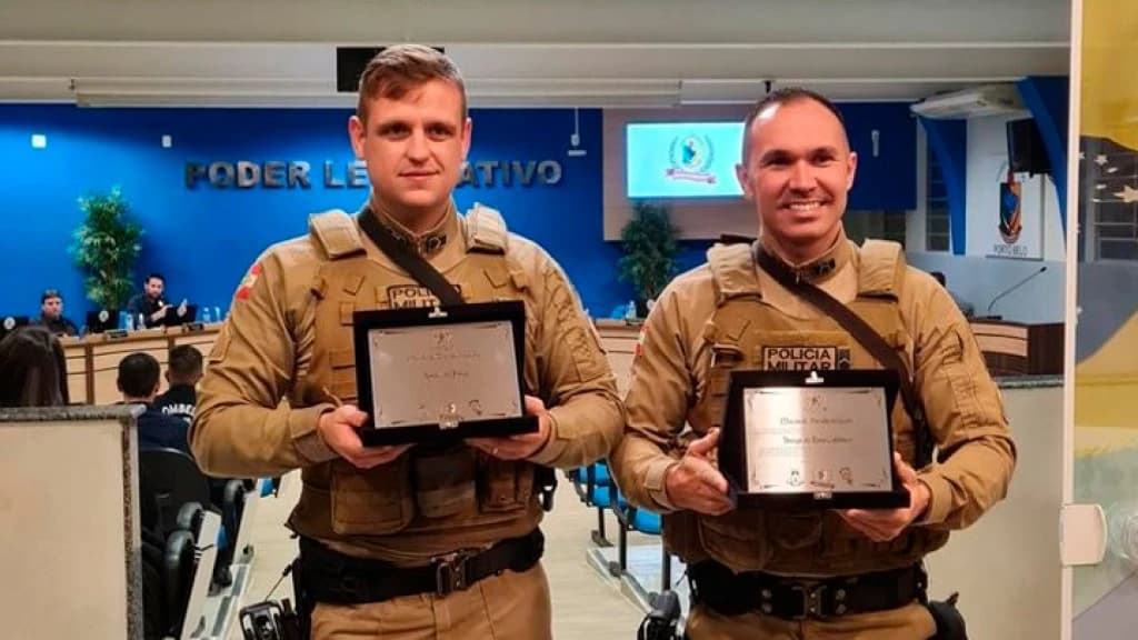 Policiais que salvaram bebê de Tijucas são homenageados