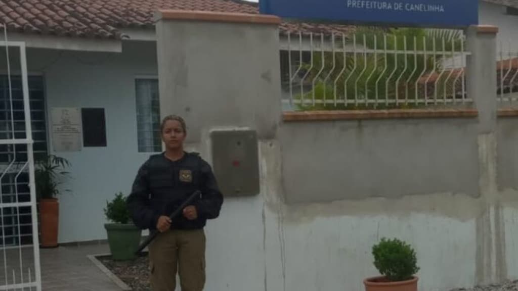Vigilante rende adolescente armado com facão em frente a creche de Canelinha