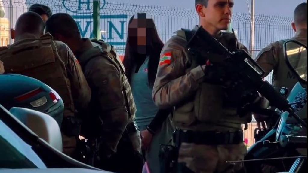 Bandidos armados assaltam funcionários de shopping no fim do expediente
