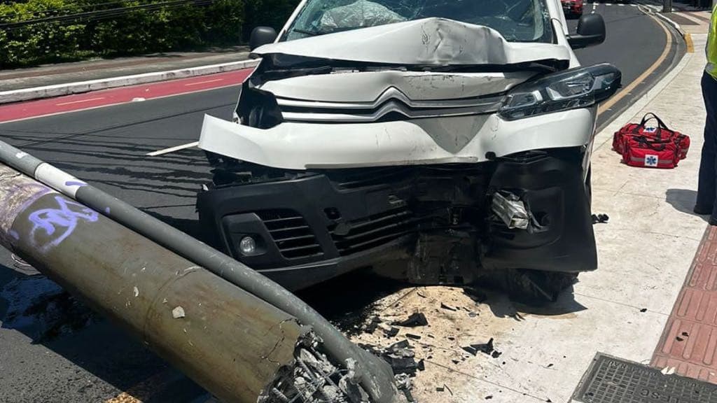 Motorista dorme ao volante e derruba poste em Balneário Camboriú