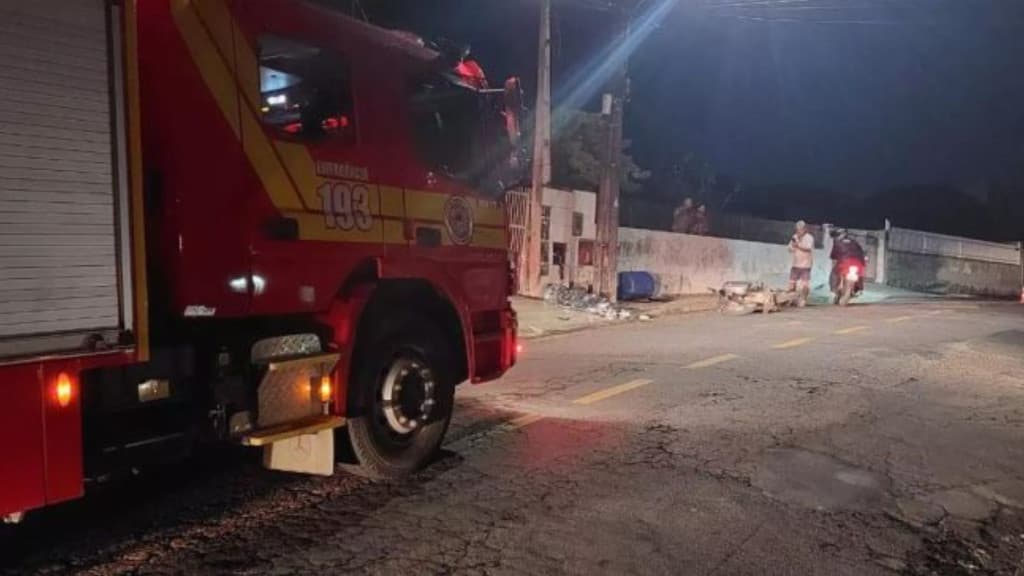 Homem morre após colidir contra poste em Blumenau