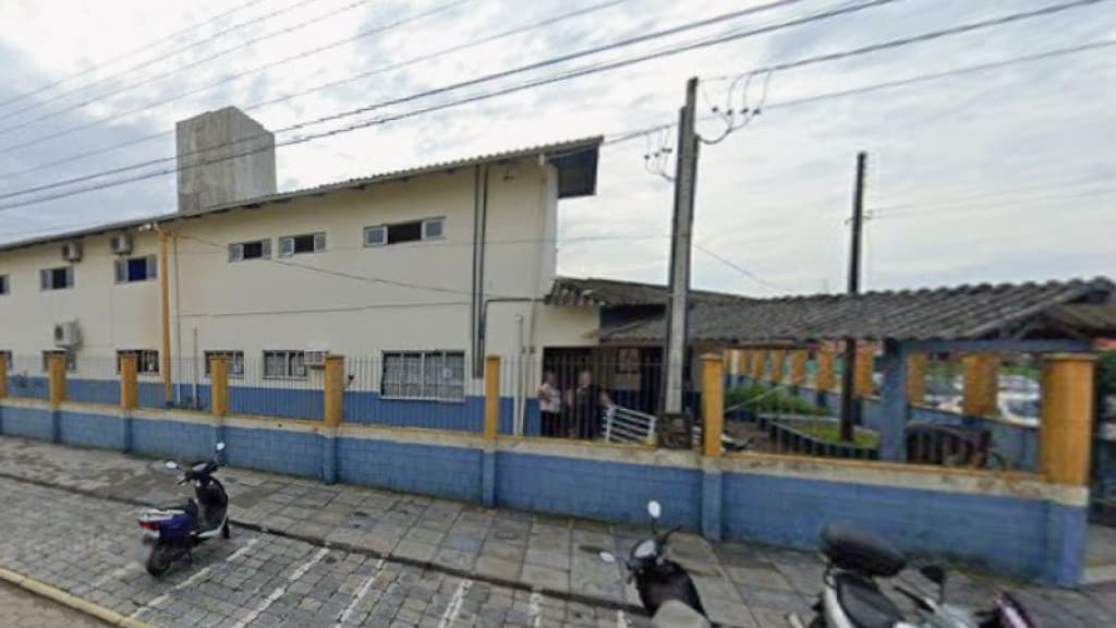 Aluno leva faca para escola após briga e polícia é acionada