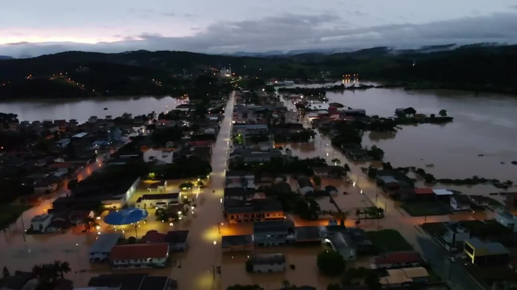 URGENTE: Bombeiros começam a evacuar cidade catarinense