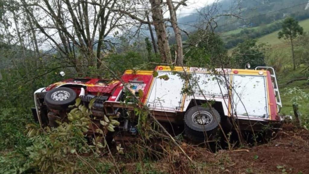 Caminhão dos bombeiros se envolve em acidente a caminho de incêndio