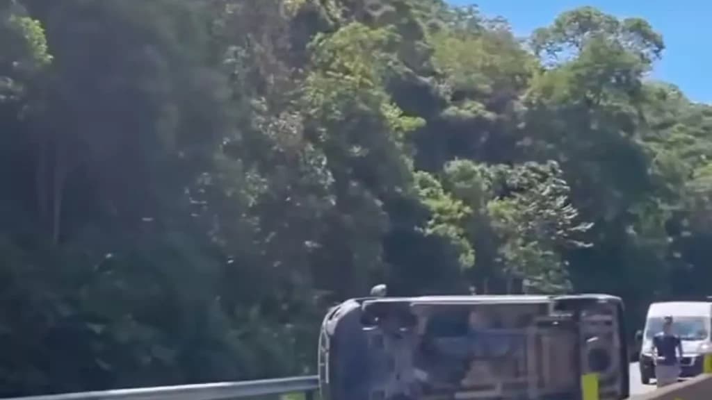 Carro tomba no Morro dos Cavalos e bloqueia BR-101, em Palhoça