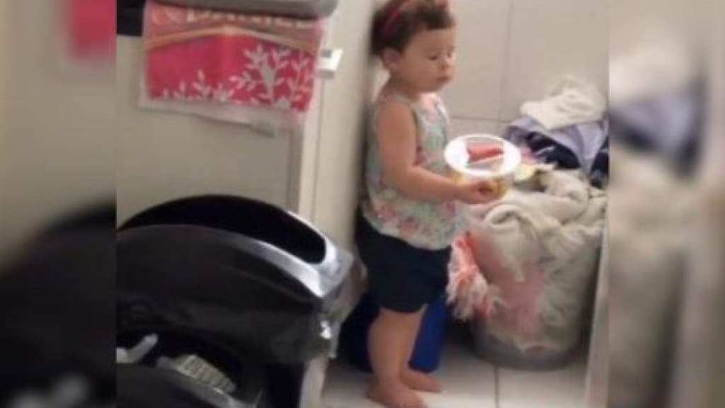 Garotinha flagrada comendo paçoca em segredo viraliza nas redes sociais
