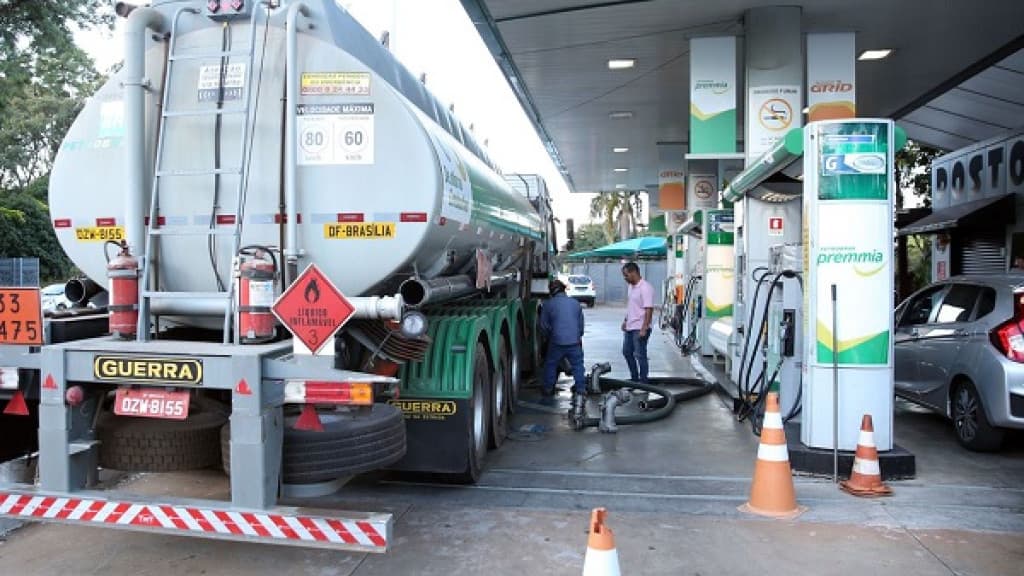 Petrobras anuncia redução no preço do diesel para distribuidoras