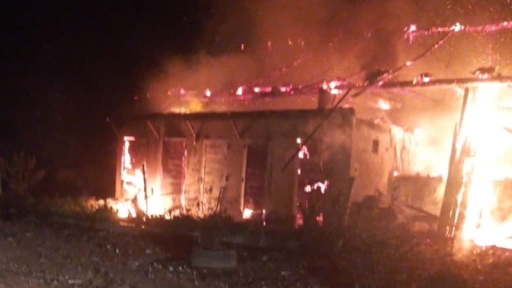 Chamas destroem oficina mecânica em Indaial