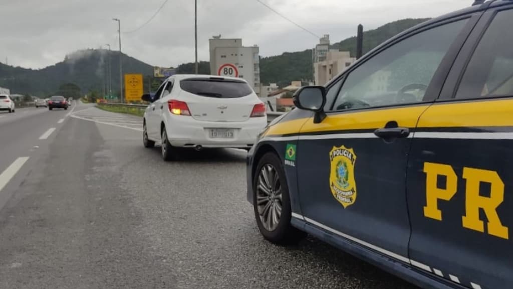 Mulher é presa na BR-101 com carro roubado no RS, em Itapema