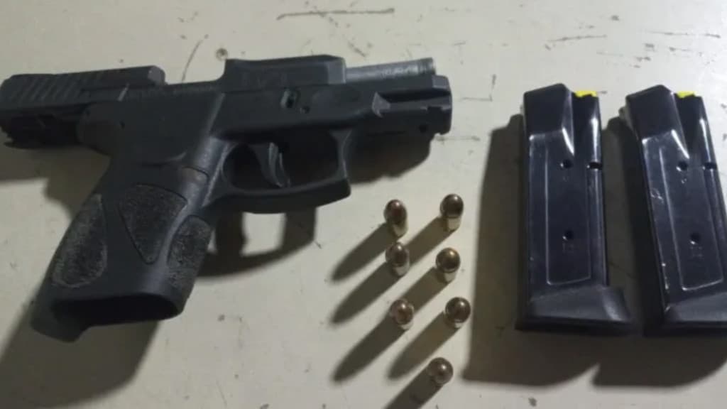Homem atira contra vizinho e quase acerta mulher com bebê de colo em São João Batista