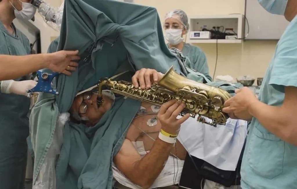 Paciente toca saxofone durante cirurgia no cérebro em hospital