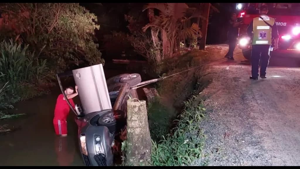 Homem morre após carro capotar e cair em ribeirão