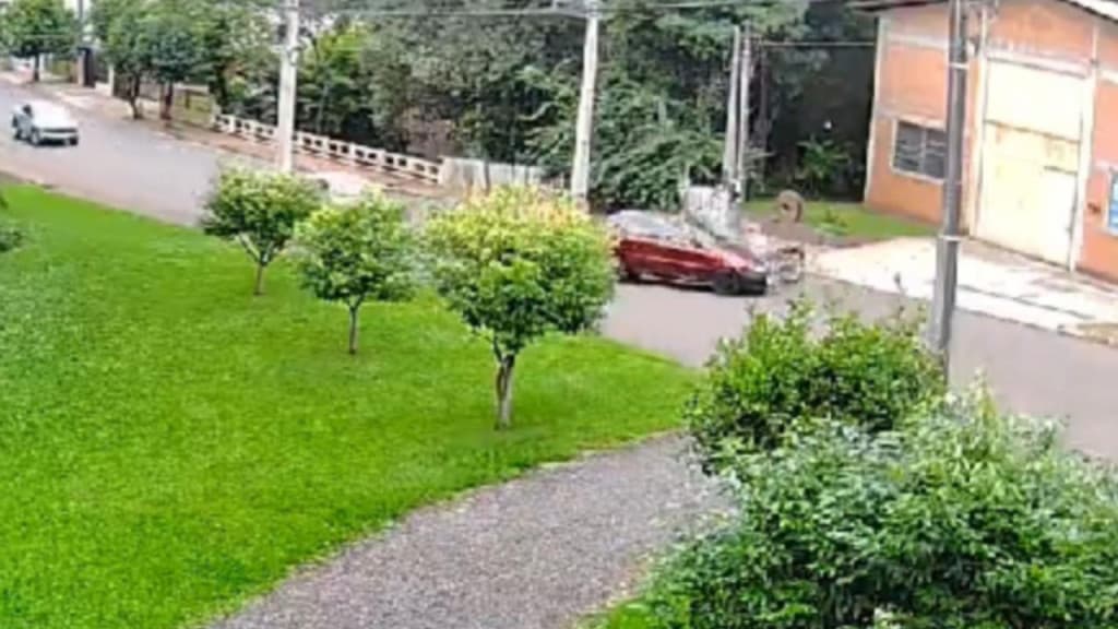 Motociclista morre após ser arremessado em colisão com carro