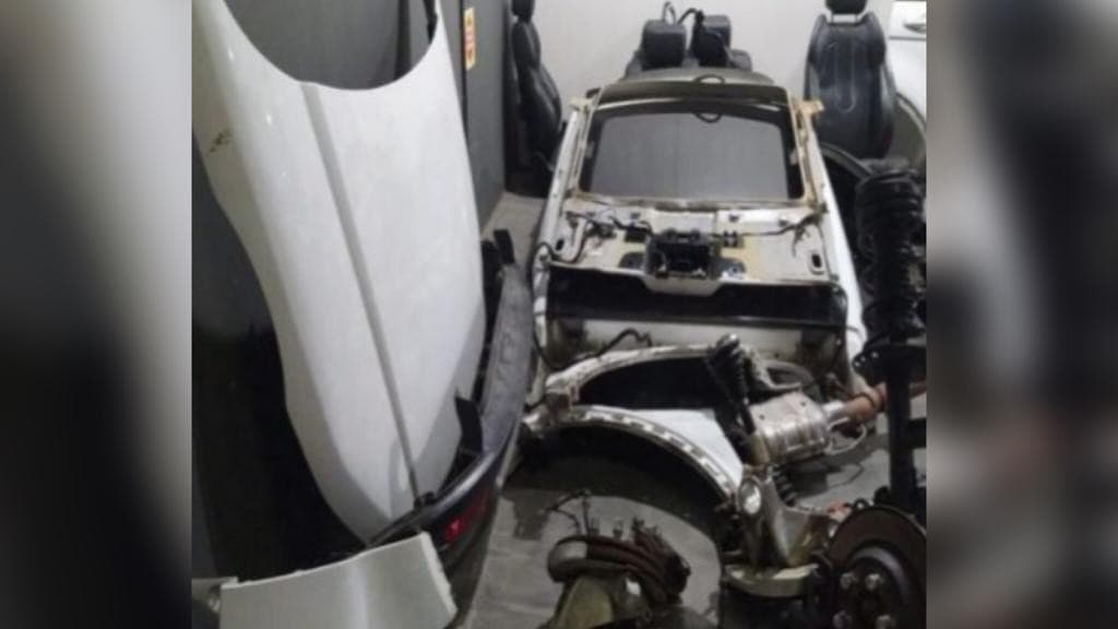 Carro de luxo furtado no PR é encontrado em desmanche de SC