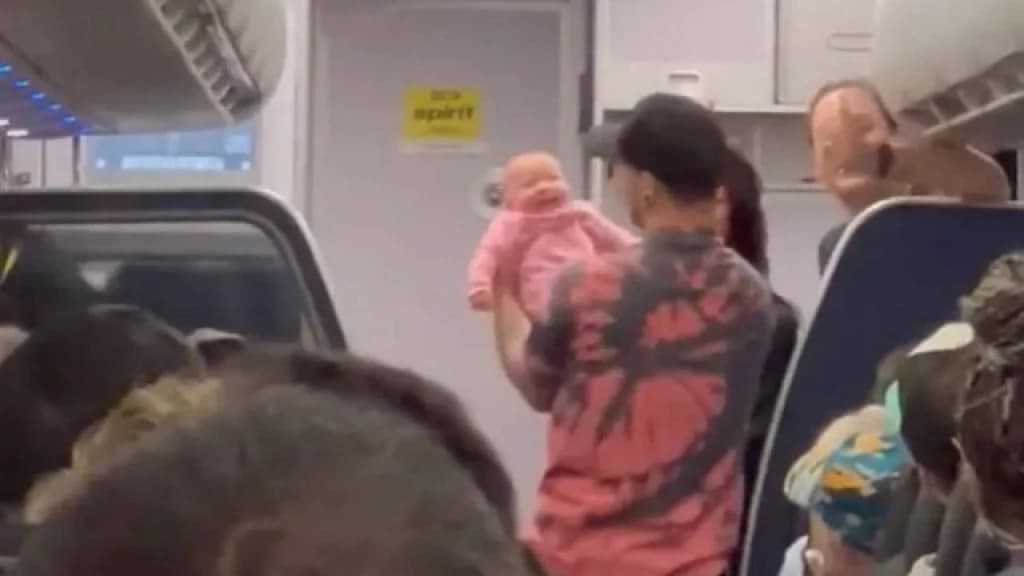 Bebê sorri após ter vida salva por enfermeira em avião