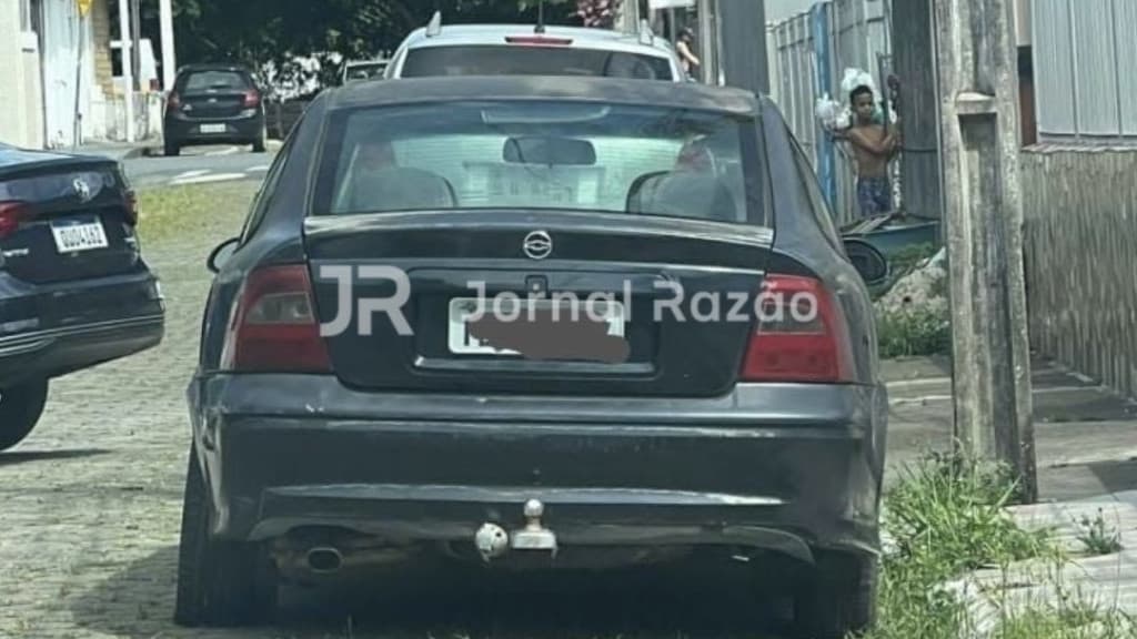 Ladrões furtam carro estacionado em rua de Itajaí para fazer “usucapião”