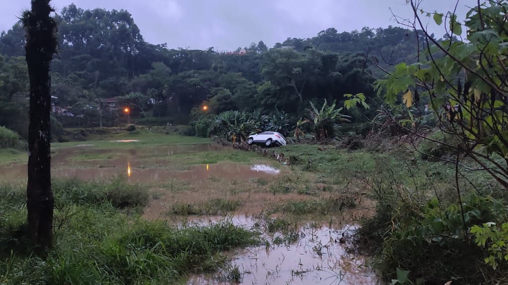 Forte enxurrada arrasta carro em Itapema e choca moradores