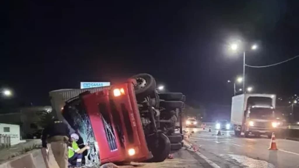 Condutor fica ferido após caminhão tombar na BR-101, em Biguaçu