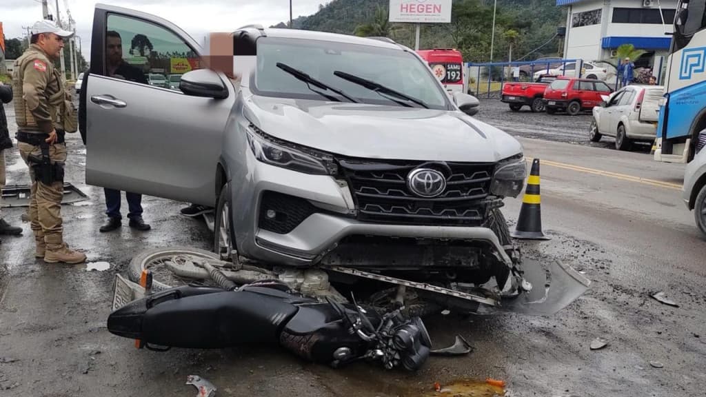 Motociclista é atropelado por caminhonete na SC-350