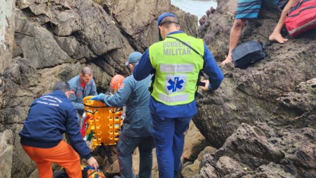 Turista cai de costão durante pescaria em praia de SC