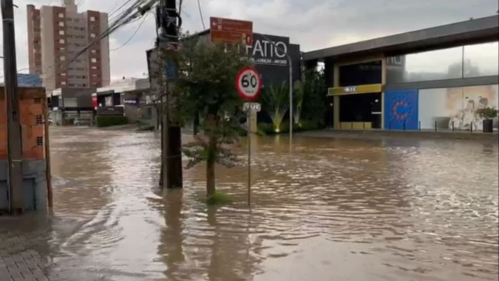 Tempestade causa alagamentos em ruas de Joinville