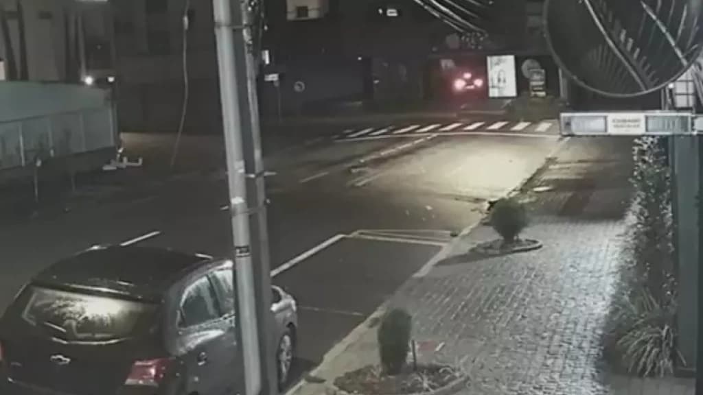 Motorista perde o controle de carro e invade clínica odontológica