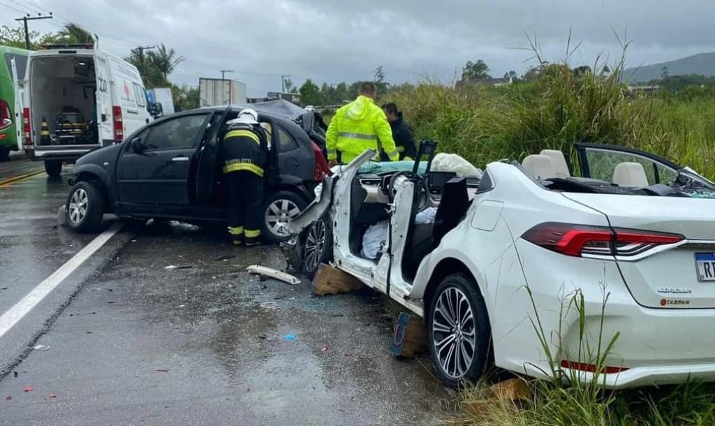 VÍDEO: Mulher morre após colisão frontal entre veículos em Ilhota