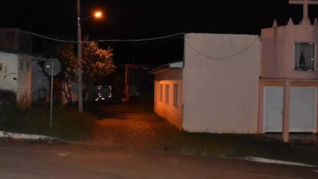 Homem é encontrado morto atrás de igreja