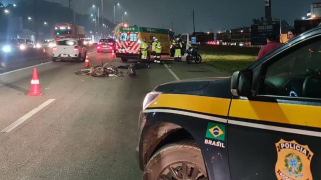 Motociclista morre após cair embaixo de rodado de caminhão em grave acidente na BR-101