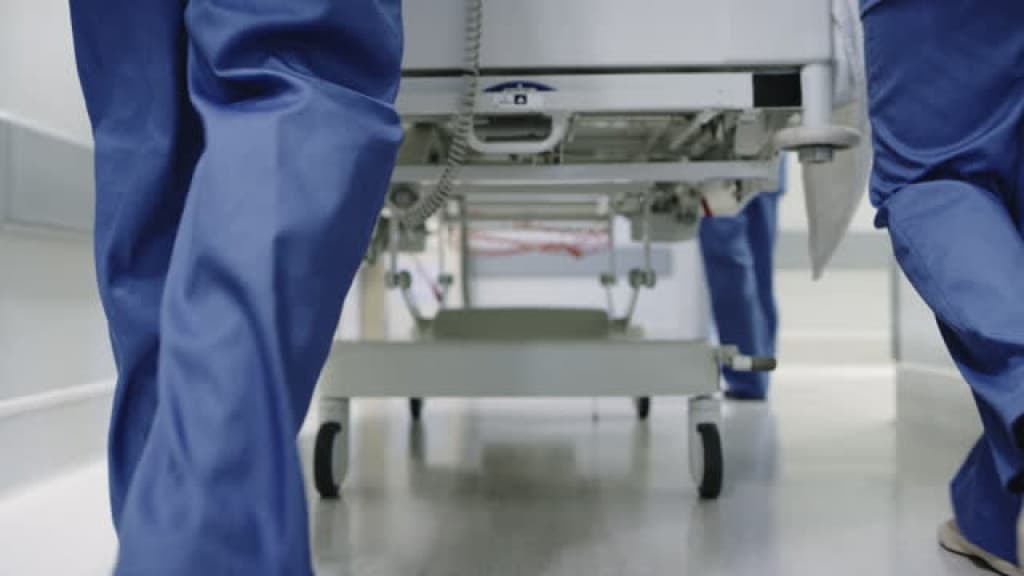 Homem vai parar no hospital após brigar com a namorada e levar “tamancada”