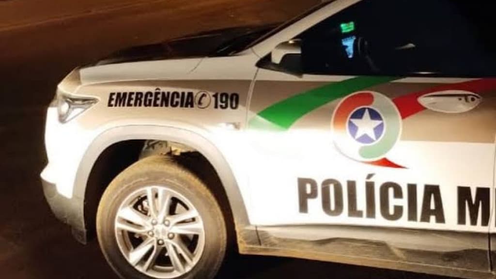 Homem tenta matar mulher esfaqueada e danifica viatura ao ser detido