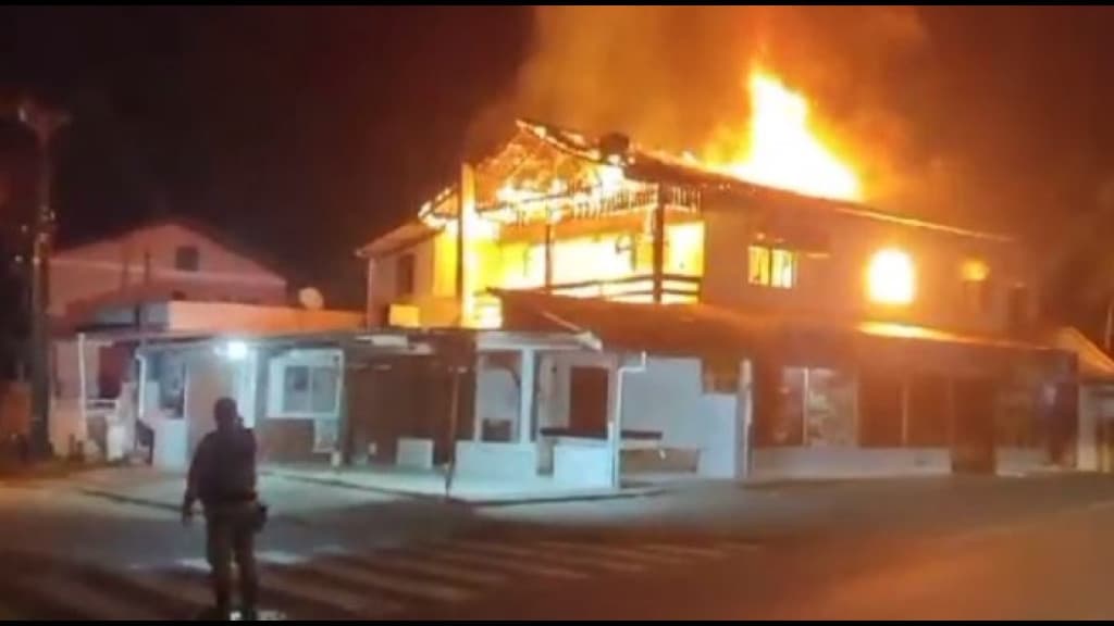 Homem é suspeito de incendiar casa de ex-companheira