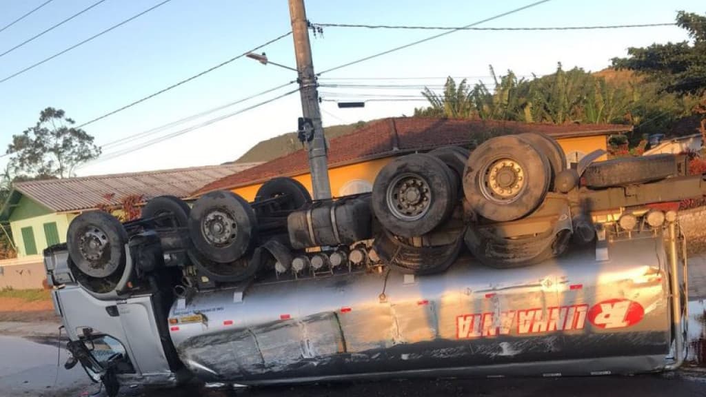 Caminhão tomba e causa congestionamento na BR-101