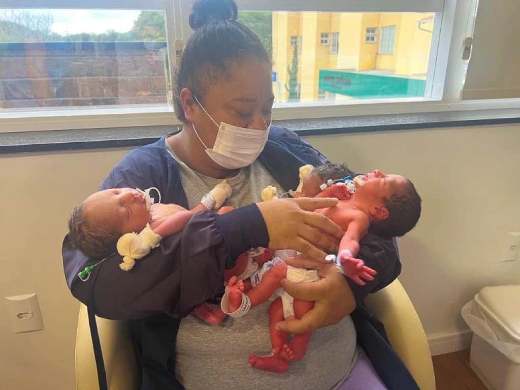 Mãe que teve gêmeos há alguns meses dá à luz a trigêmeos em SC