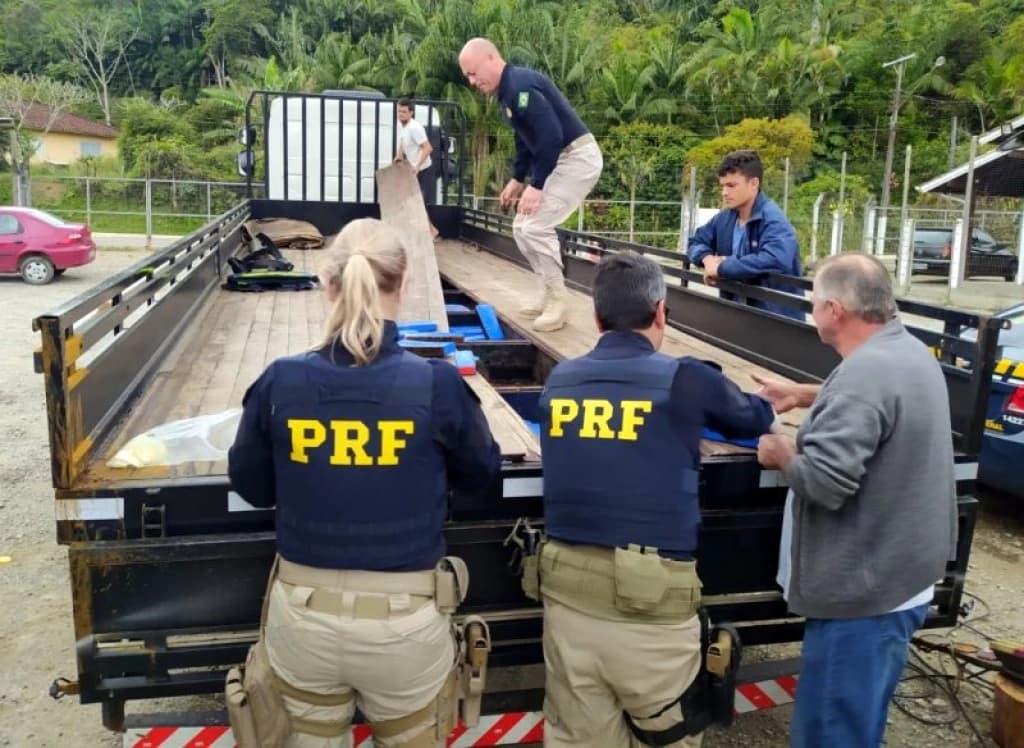 PRF apreende 455 kg de maconha em fundo falso de caminhão em São José